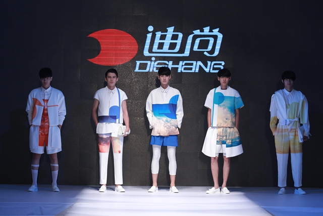 流行撼東海 迪尚集團公司董事長朱立華先生致辭 由中國服裝設計師協會和迪尚集團有限公司攜手共同主辦的迪尚第九屆中國時裝設計大賽成果獎評選及頒獎活動于2013年9月7日在山東威海舉行。組委會邀請了國內知名職業時裝設計師及資深專家擔任本次終評評委,評委會依據參評者作品成衣展示及現場設計及答辯對設計師進行綜合評價,最終產生迪尚第九屆中國時裝設計大賽成果獎一等獎一名,二等獎兩名,三等獎兩名。