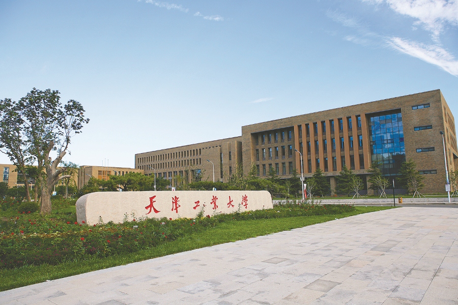 在教学上依托本校的优势学科,结合国际艺术教育发展动态和我国设计